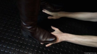 Fingers Crushing By Mistress Clarissa